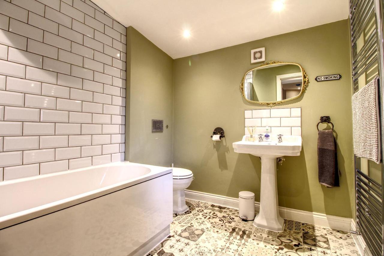 6 Dbl Bed, Central Huddersfield House Inc Parking Eksteriør billede